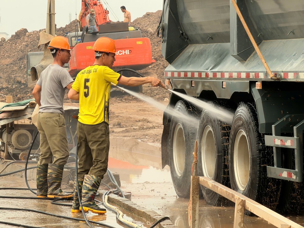 Hà Nội siết chặt quản lý, xử lý nghiêm ô nhiễm bụi từ công trình xây dựng - Ảnh 1.