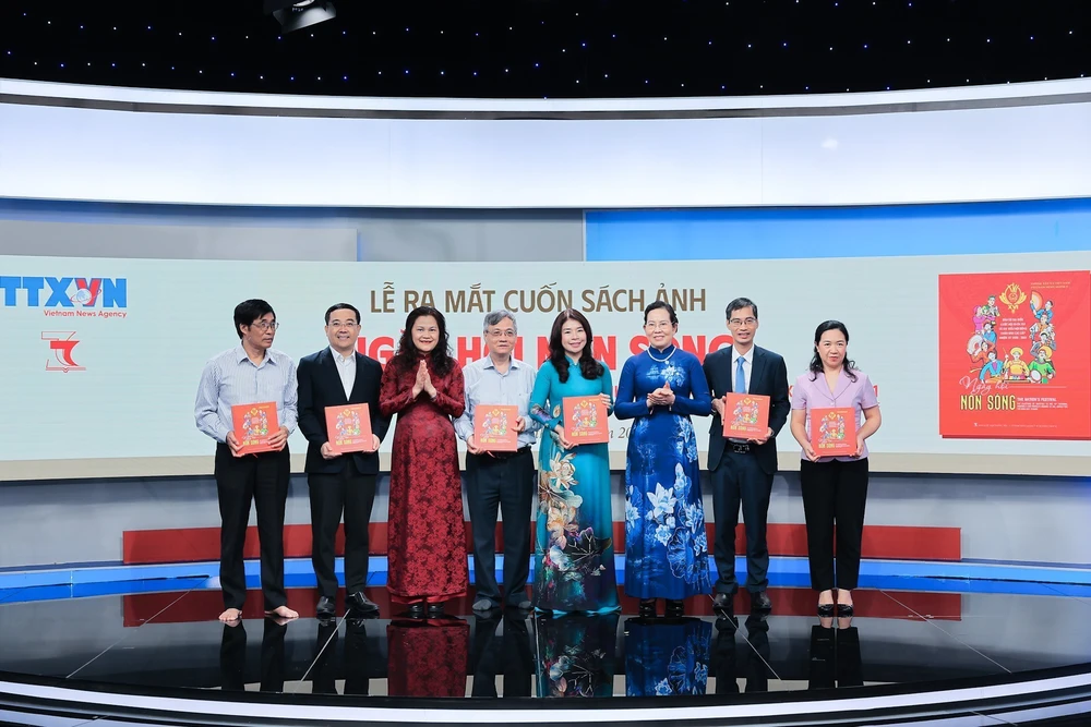 Thông tấn xã Việt Nam ra mắt sách ảnh song ngữ "Ngày hội non sông" - Ảnh 5.