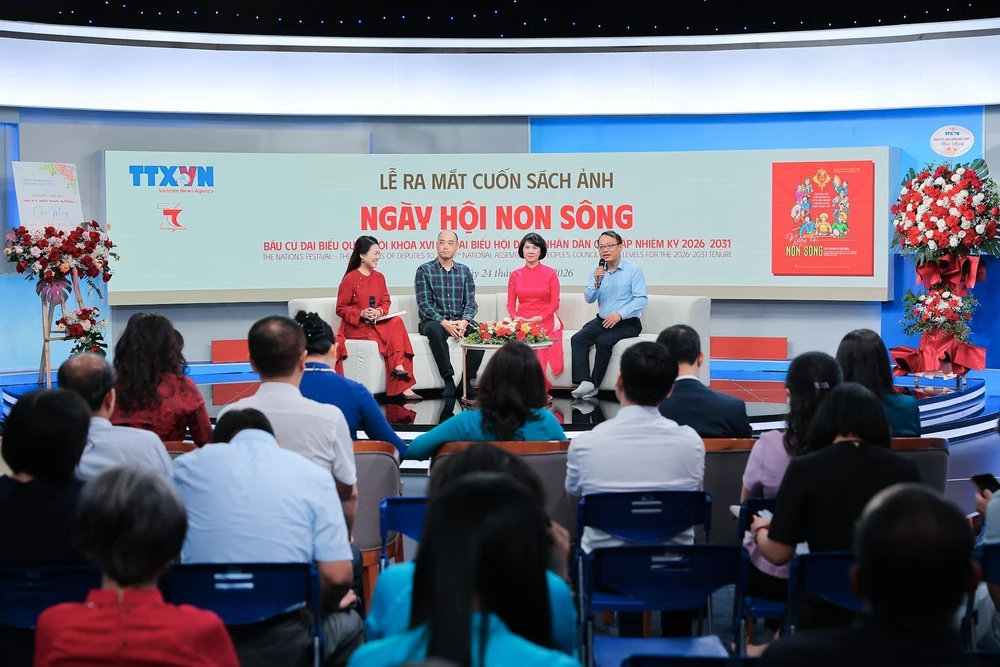 Thông tấn xã Việt Nam ra mắt sách ảnh song ngữ "Ngày hội non sông" - Ảnh 3.