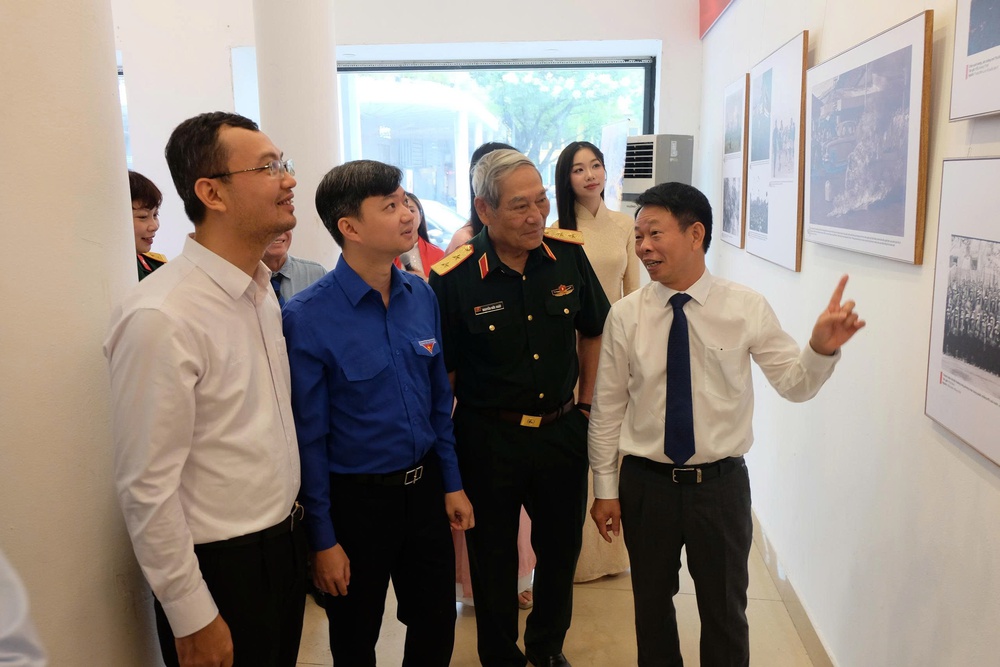 Hành trình cảm xúc: Triển lãm ảnh "51 năm - Bản hùng ca thống nhất" - Ảnh 2.