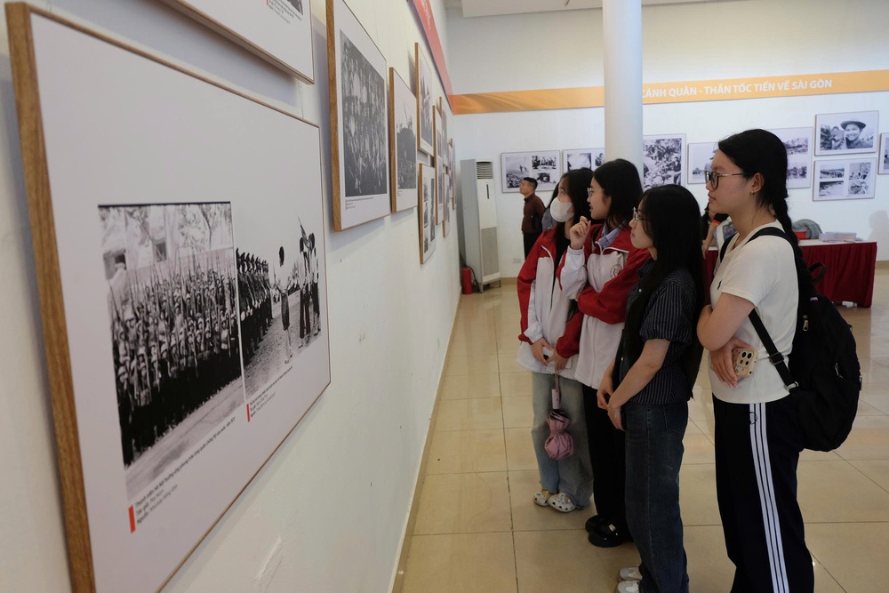 Hành trình cảm xúc: Triển lãm ảnh "51 năm - Bản hùng ca thống nhất" - Ảnh 3.