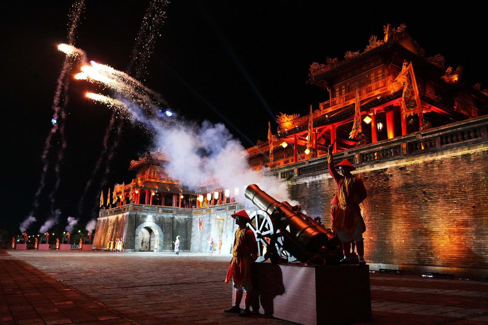 Du khách ấn tượng với đêm “Hoàng cung huyền ảo” trong Đại Nội Huế - Ảnh 4.