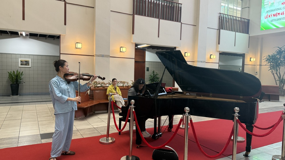 Từ tiếng đàn ở Bệnh viện Bạch Mai đến dự án Save The World của nghệ sĩ Nguyệt Thu - Ảnh 1.