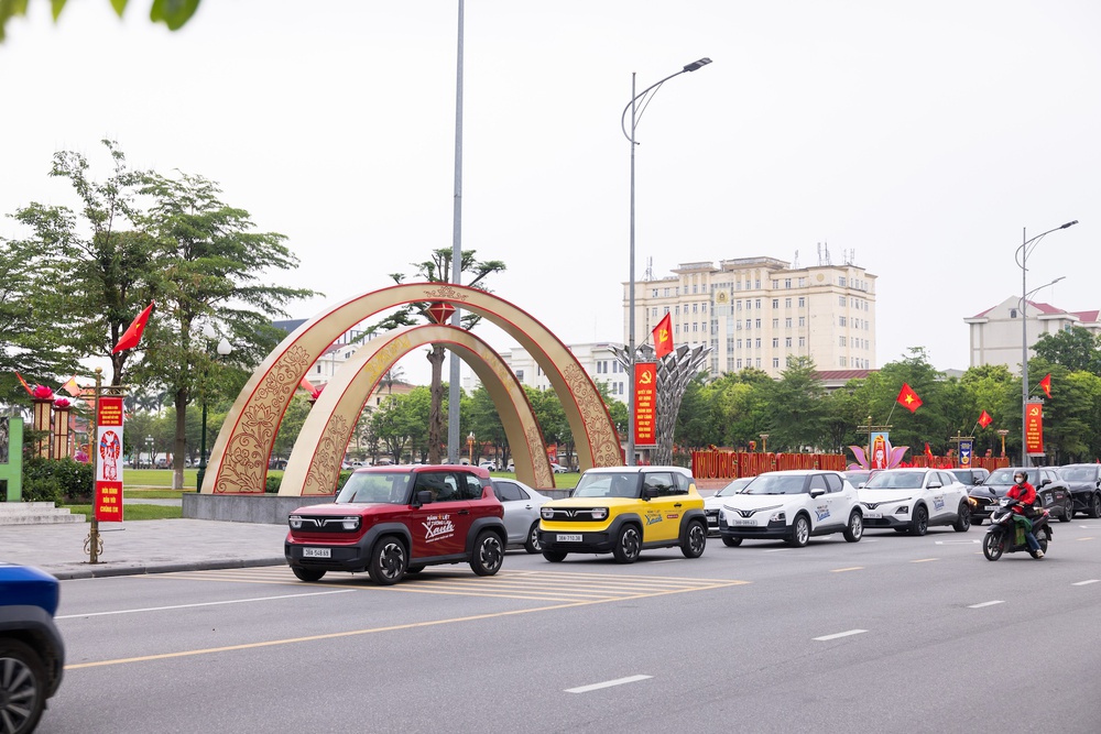 Trực tiếp lái thử xe điện, khách hàng Hà Tĩnh bất ngờ với khả năng vận hành, nhiều người "chốt" luôn sau một vòng trải nghiệm - Ảnh 1.