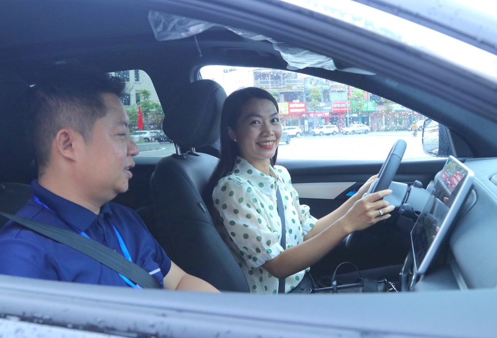 Trực tiếp lái thử xe điện, khách hàng Hà Tĩnh bất ngờ với khả năng vận hành, nhiều người "chốt" luôn sau một vòng trải nghiệm - Ảnh 3.