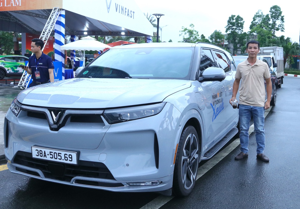 Trực tiếp lái thử xe điện, khách hàng Hà Tĩnh bất ngờ với khả năng vận hành, nhiều người "chốt" luôn sau một vòng trải nghiệm - Ảnh 4.