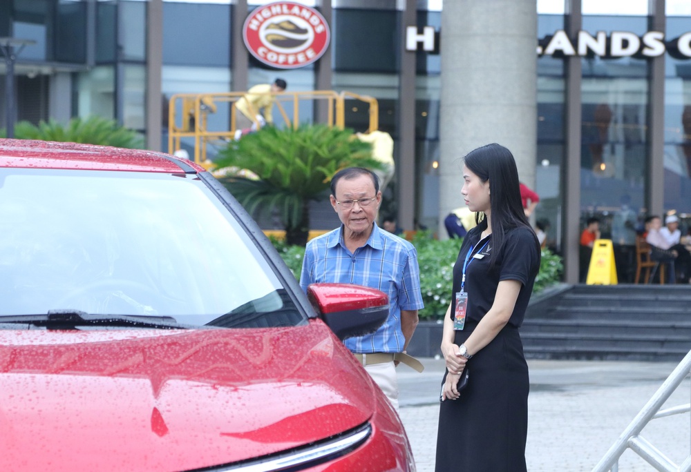 Trực tiếp lái thử xe điện, khách hàng Hà Tĩnh bất ngờ với khả năng vận hành, nhiều người "chốt" luôn sau một vòng trải nghiệm - Ảnh 5.