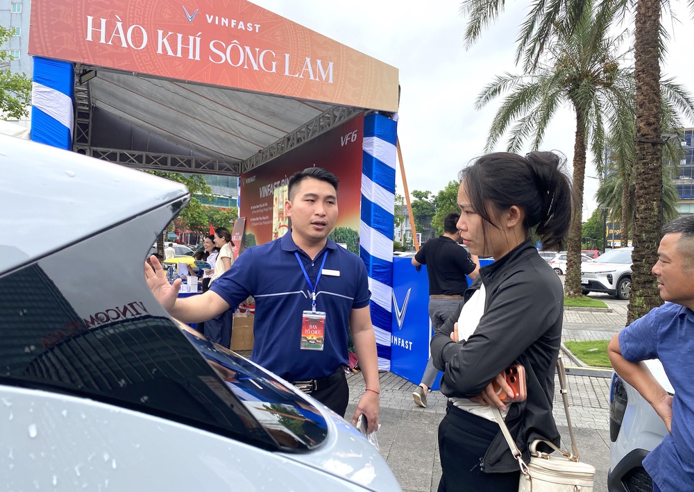 Trực tiếp lái thử xe điện, khách hàng Hà Tĩnh bất ngờ với khả năng vận hành, nhiều người "chốt" luôn sau một vòng trải nghiệm - Ảnh 6.