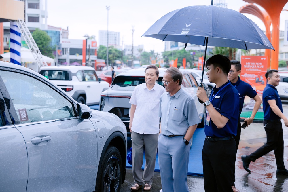 Trực tiếp lái thử xe điện, khách hàng Hà Tĩnh bất ngờ với khả năng vận hành, nhiều người "chốt" luôn sau một vòng trải nghiệm - Ảnh 7.
