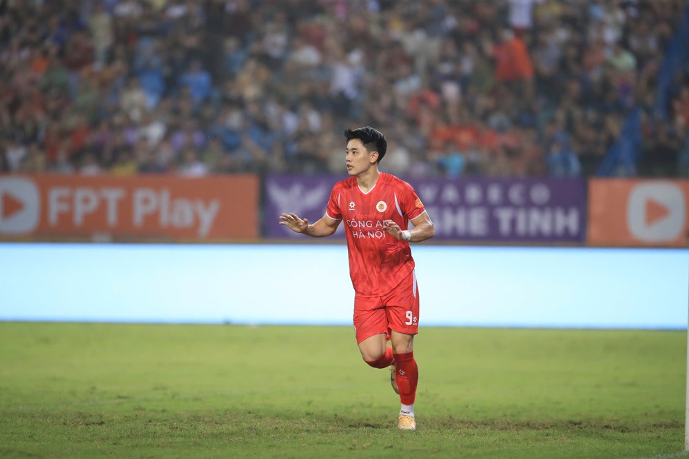Lập hat-trick vào lưới đội bóng quê hương, Nguyễn Đình Bắc đi vào lịch sử V-League - Ảnh 1.