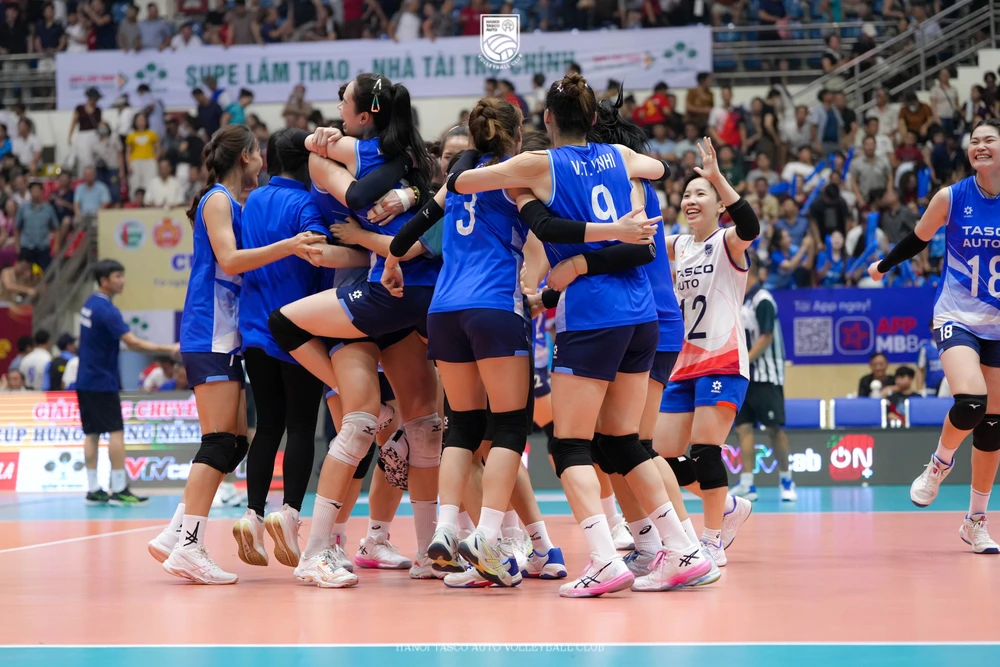 CLB Hà Nội Tasco Auto đã được thưởng nóng 200 triệu đồng sau khi vô địch cúp Hùng Vương lần đầu tiên trong lịch sử.