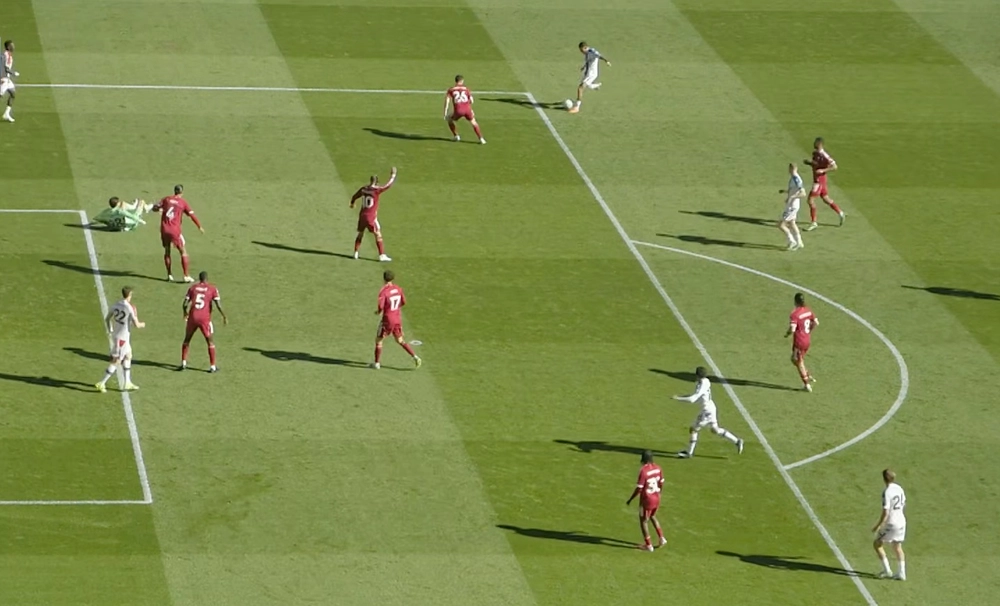 Tranh cãi nảy lửa quanh bàn thắng 'thiếu fair-play' vào lưới Liverpool  - Ảnh 1.