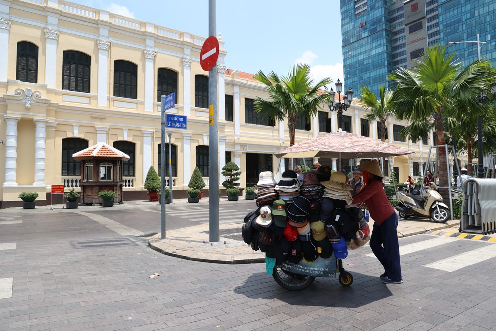 Nắng nóng xen “mưa vàng” trong dịp Giỗ Tổ tại TP. Hồ Chí Minh - Ảnh 1.