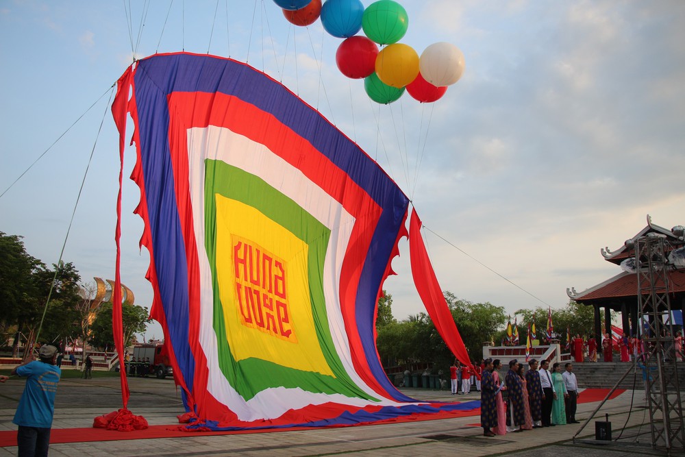 Rực rỡ lá đại kỳ ngũ sắc trong ngày Giỗ Tổ Hùng Vương ở Cần Thơ - Ảnh 5.