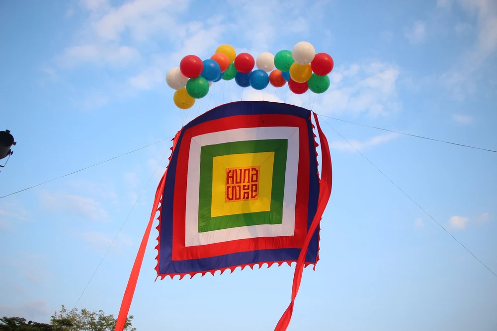 Rực rỡ lá đại kỳ ngũ sắc trong ngày Giỗ Tổ Hùng Vương ở Cần Thơ - Ảnh 4.