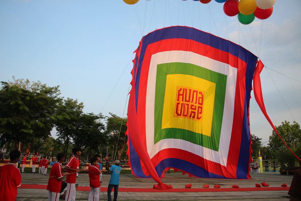 Rực rỡ lá đại kỳ ngũ sắc trong ngày Giỗ Tổ Hùng Vương ở Cần Thơ - Ảnh 3.