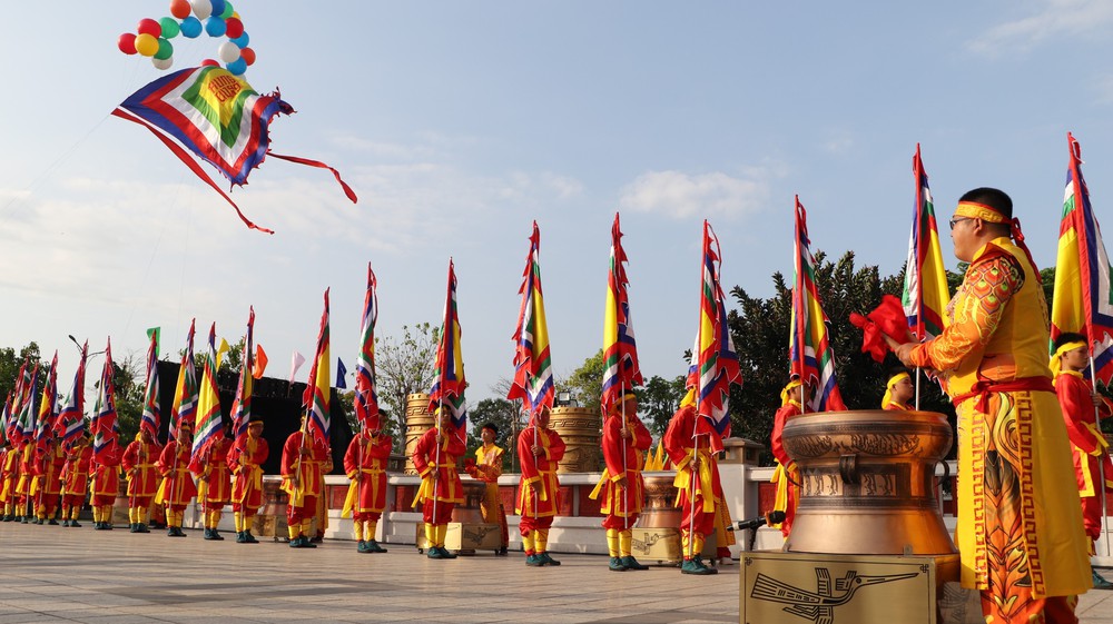 Rực rỡ lá đại kỳ ngũ sắc trong ngày Giỗ Tổ Hùng Vương ở Cần Thơ - Ảnh 2.