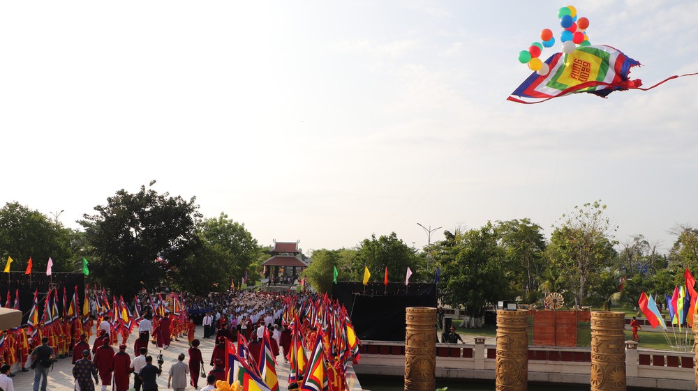 Rực rỡ lá đại kỳ ngũ sắc trong ngày Giỗ Tổ Hùng Vương ở Cần Thơ - Ảnh 1.