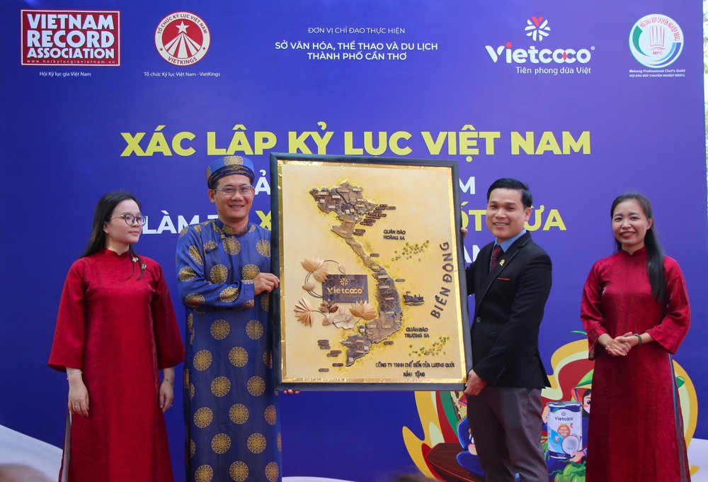 Xác lập kỷ lục "Bản đồ Việt Nam làm từ xôi nước cốt dừa lớn nhất Việt Nam" - Ảnh 1.