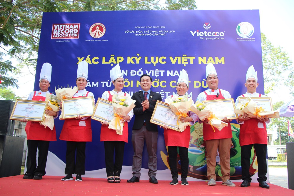 Xác lập kỷ lục "Bản đồ Việt Nam làm từ xôi nước cốt dừa lớn nhất Việt Nam" - Ảnh 2.