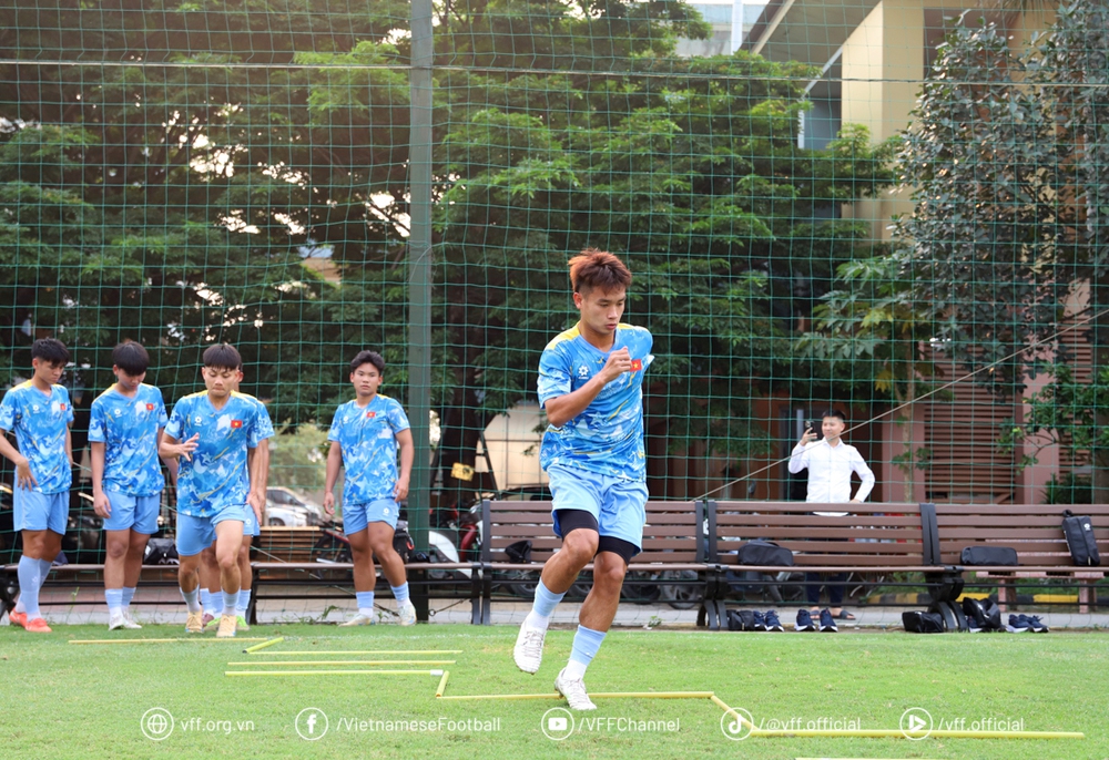 Tin nóng bóng đá Việt hôm nay 28/4: U17 Việt Nam tập sớm trước VCK U17 châu Á; SLNA thiếu kinh phí - Ảnh 1.