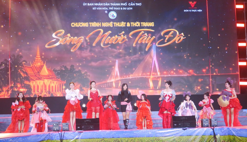 Ấn tượng Chương trình nghệ thuật và thời trang “Sông nước Tây Đô” - Ảnh 1.