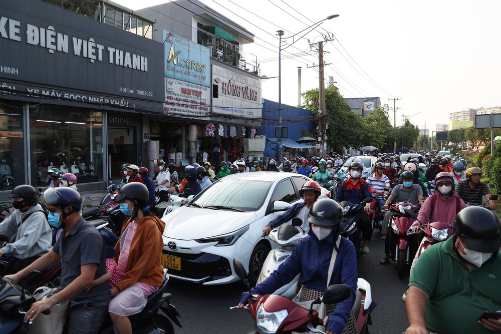 Giao thông các cửa ngõ vào TP. Hồ Chí Minh không ùn tắc kéo dài sau nghỉ lễ Giỗ Tổ - Ảnh 5.