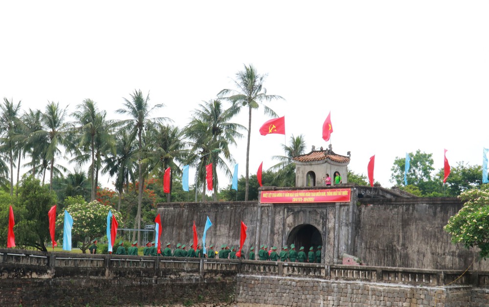 Hàng ngàn du khách đến Thành cổ Quảng Trị dịp Giỗ Tổ Hùng Vương - Ảnh 1.