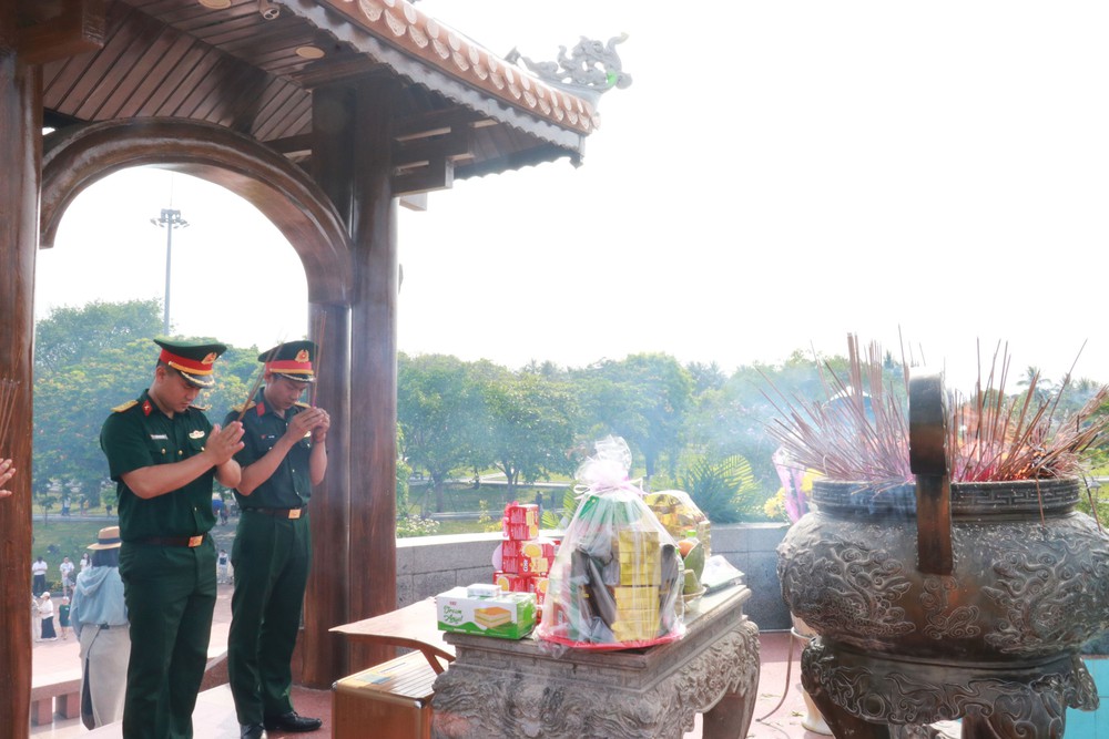 Hàng ngàn du khách đến Thành cổ Quảng Trị dịp Giỗ Tổ Hùng Vương - Ảnh 4.