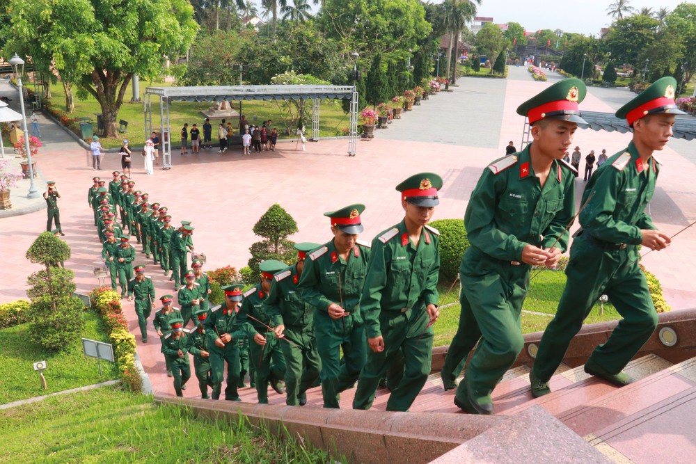 Hàng ngàn du khách đến Thành cổ Quảng Trị dịp Giỗ Tổ Hùng Vương - Ảnh 3.
