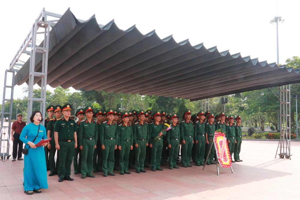 Hàng ngàn du khách đến Thành cổ Quảng Trị dịp Giỗ Tổ Hùng Vương - Ảnh 7.