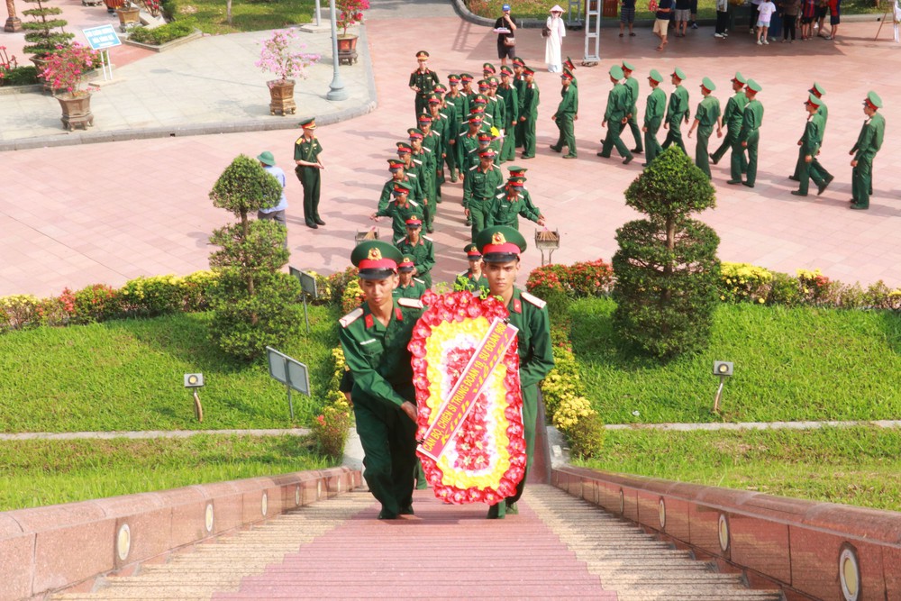 Hàng ngàn du khách đến Thành cổ Quảng Trị dịp Giỗ Tổ Hùng Vương - Ảnh 2.
