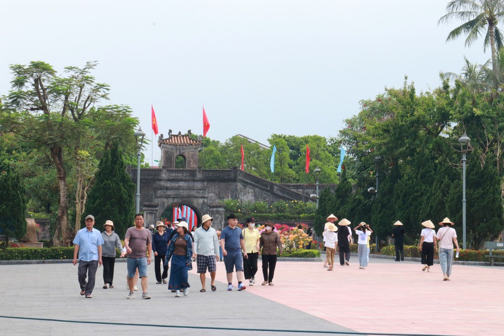 Hàng ngàn du khách đến Thành cổ Quảng Trị dịp Giỗ Tổ Hùng Vương - Ảnh 9.