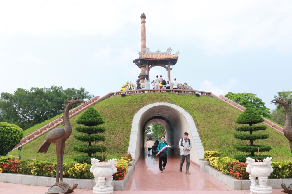 Hàng ngàn du khách đến Thành cổ Quảng Trị dịp Giỗ Tổ Hùng Vương - Ảnh 5.