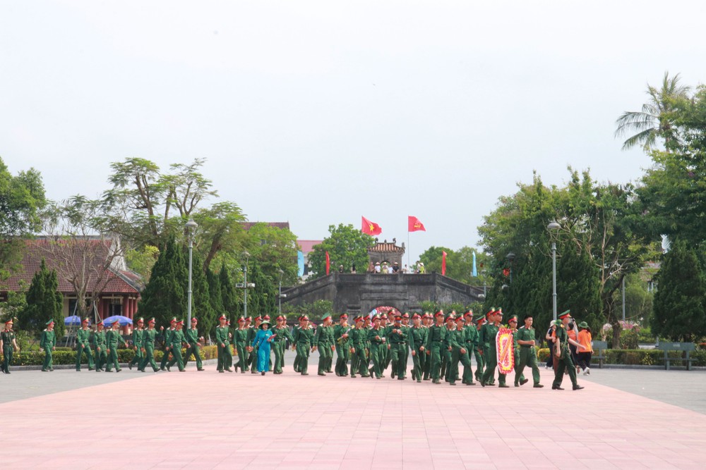 Hàng ngàn du khách đến Thành cổ Quảng Trị dịp Giỗ Tổ Hùng Vương - Ảnh 6.