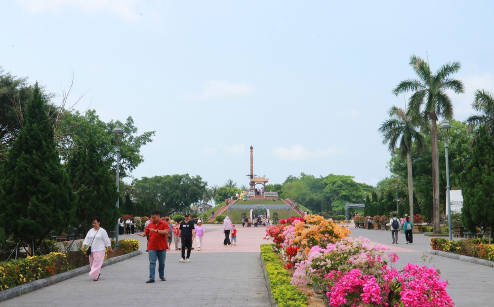 Hàng ngàn du khách đến Thành cổ Quảng Trị dịp Giỗ Tổ Hùng Vương - Ảnh 8.
