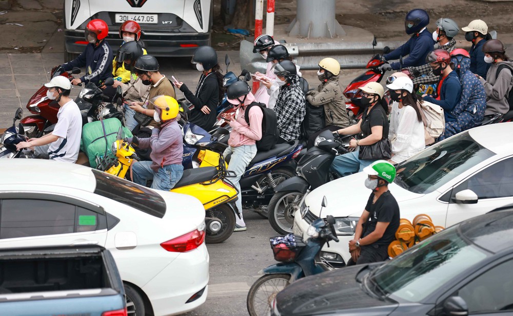 Người dân đồng loạt trở về Hà Nội sau nghỉ lễ, cửa ngõ Thủ đô đông kín - Ảnh 3.