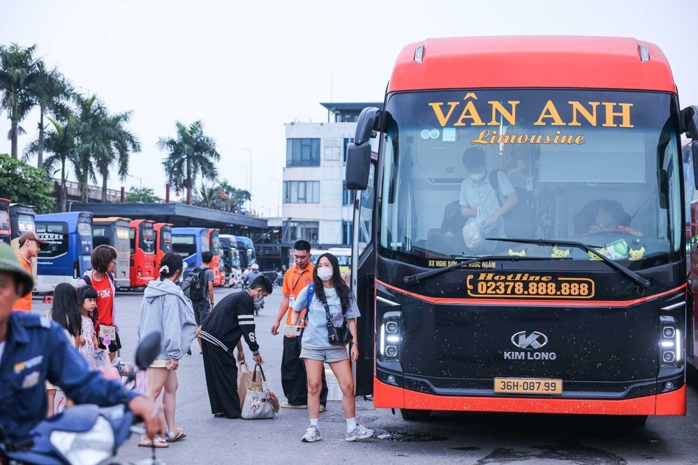 Người dân đồng loạt trở về Hà Nội sau nghỉ lễ, cửa ngõ Thủ đô đông kín - Ảnh 1.