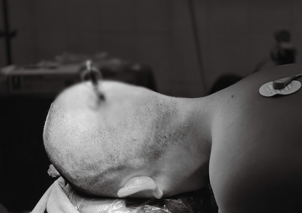 Bị bạn học lén đặt bút dưới chỗ ngồi, nam sinh 12 tuổi tổn thương vùng kín nghiêm trọng - Ảnh 2.