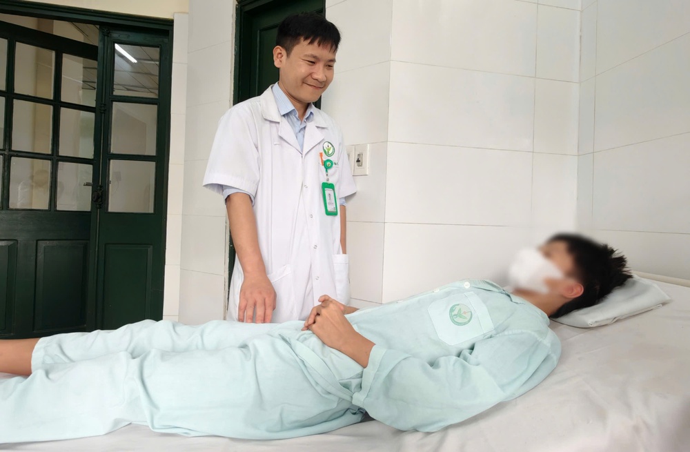 Bị bạn học lén đặt bút dưới chỗ ngồi, nam sinh 12 tuổi tổn thương vùng kín nghiêm trọng - Ảnh 1.
