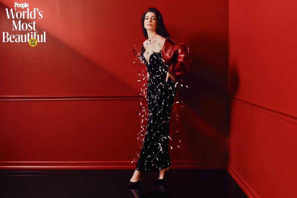 Anne Hathaway được vinh danh là Người đẹp nhất thế giới 2026 - Ảnh 1.