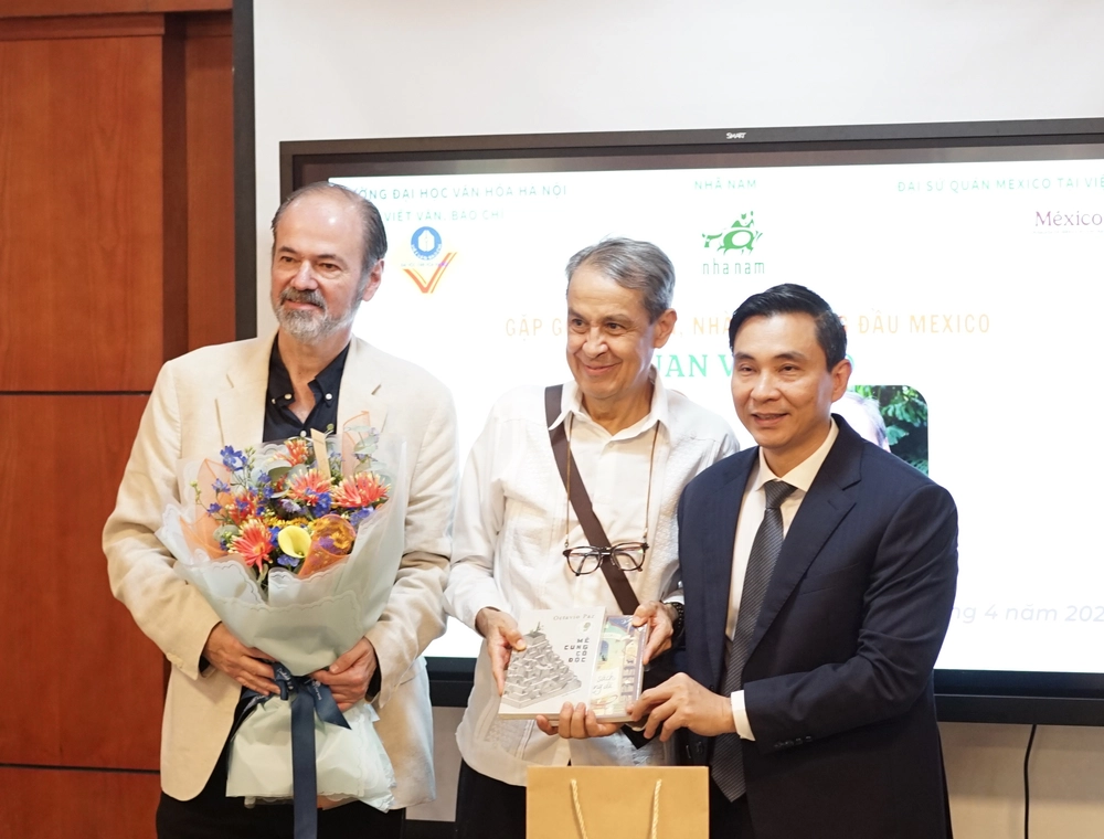 Nhà văn Juan Villoro mang "phép màu văn chương" đến Việt Nam - Ảnh 1.