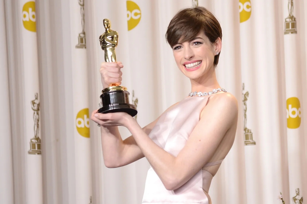 Anne Hathaway được vinh danh là Người đẹp nhất thế giới 2026 - Ảnh 3.