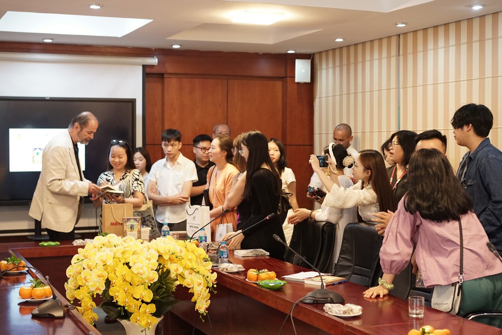 Nhà văn Juan Villoro mang "phép màu văn chương" đến Việt Nam - Ảnh 2.