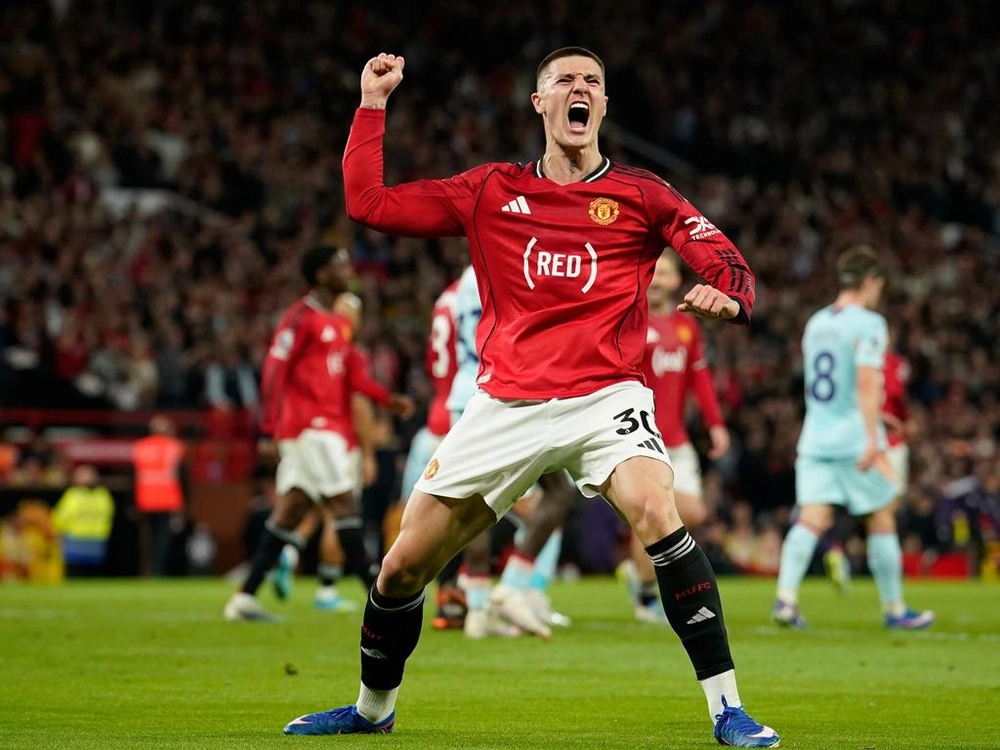 MU gây ngỡ ngàng với logo khác lạ ở trận thắng Brentford - Ảnh 2.