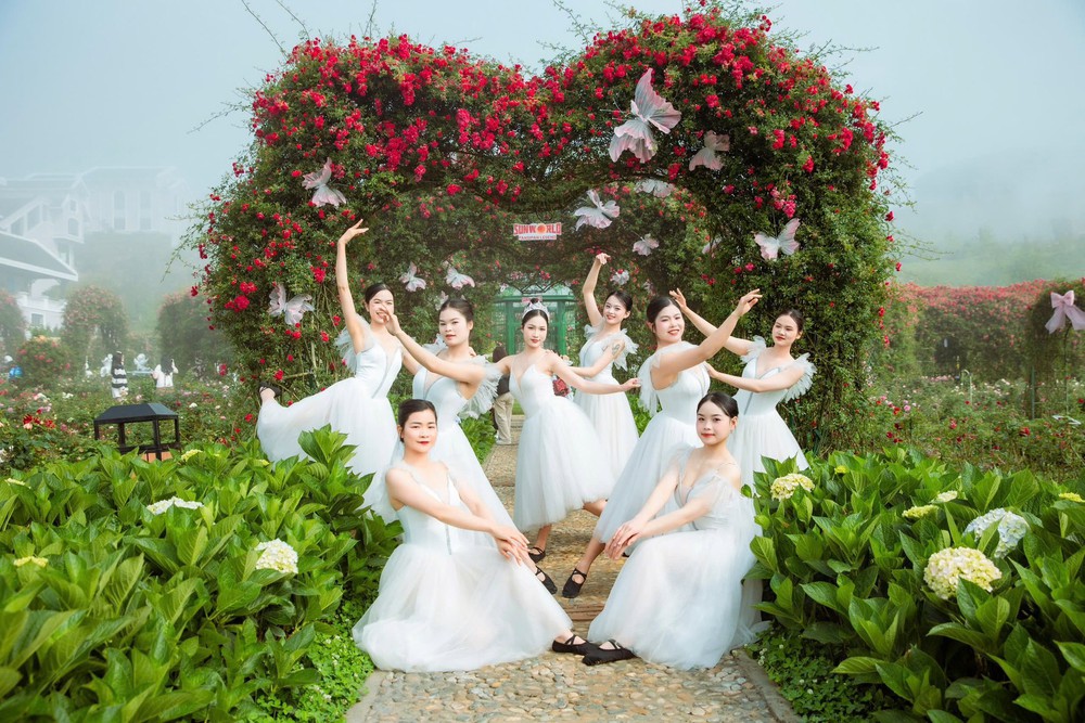 Sa Pa tưng bừng dịp lễ Giỗ Tổ 2026, hàng vạn du khách đổ về check-in bản giao hưởng triệu đoá hồng tại Sun World Fansipan Legend - Ảnh 1.