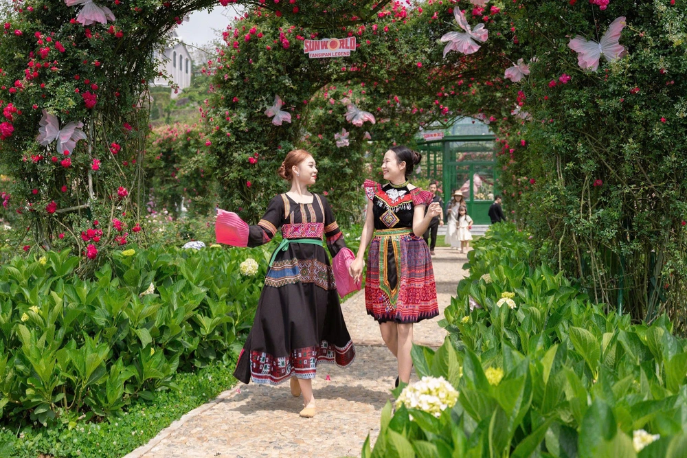 Sa Pa tưng bừng dịp lễ Giỗ Tổ 2026, hàng vạn du khách đổ về check-in bản giao hưởng triệu đoá hồng tại Sun World Fansipan Legend - Ảnh 2.