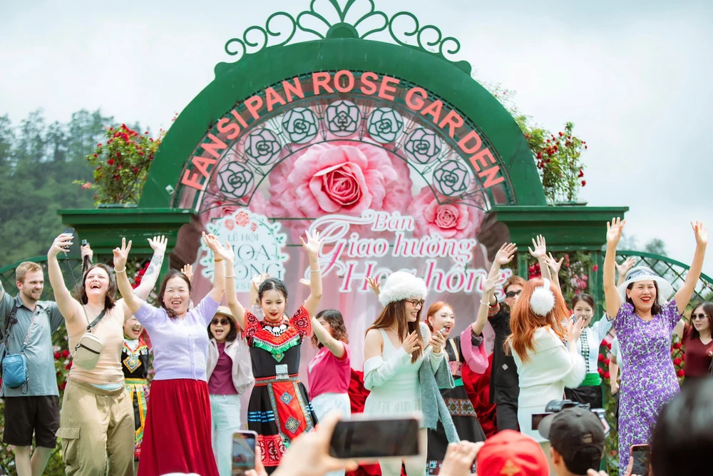 Sa Pa tưng bừng dịp lễ Giỗ Tổ 2026, hàng vạn du khách đổ về check-in bản giao hưởng triệu đoá hồng tại Sun World Fansipan Legend - Ảnh 3.