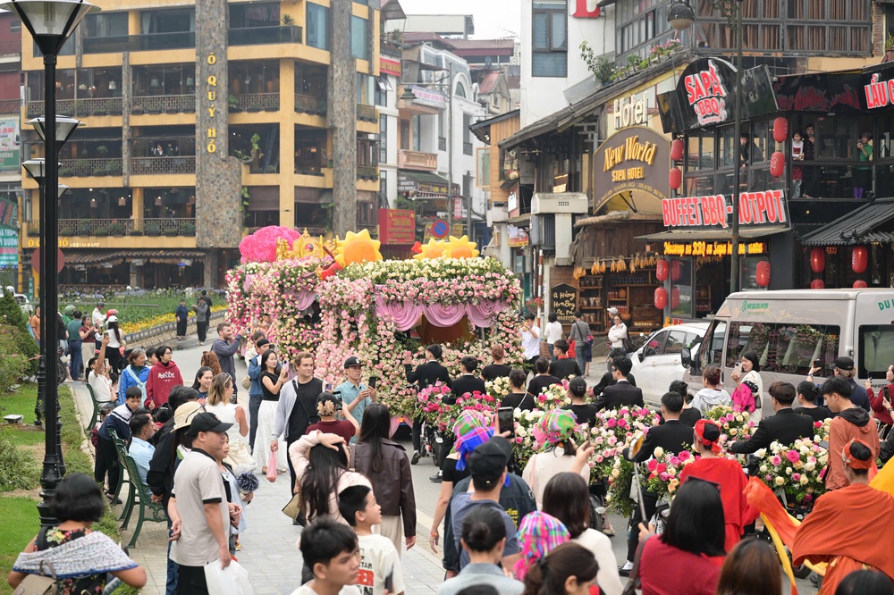 Sa Pa tưng bừng dịp lễ Giỗ Tổ 2026, hàng vạn du khách đổ về check-in bản giao hưởng triệu đoá hồng tại Sun World Fansipan Legend - Ảnh 4.