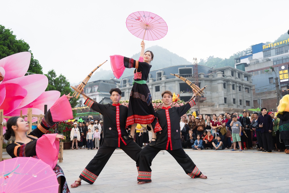 Sa Pa tưng bừng dịp lễ Giỗ Tổ 2026, hàng vạn du khách đổ về check-in bản giao hưởng triệu đoá hồng tại Sun World Fansipan Legend - Ảnh 5.